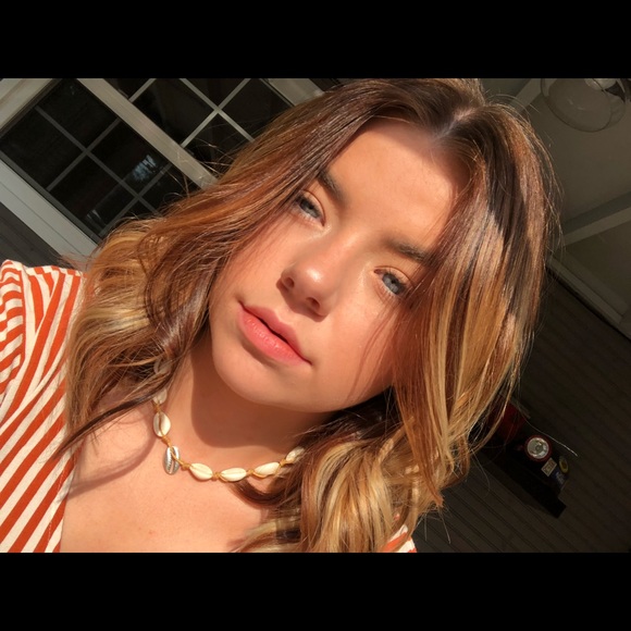 Profile Picture of Alexis Howley (@lexihowley) on Poshmark