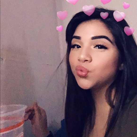 Profile Picture of Elizabeth Reyna (@elizdeannora) on Poshmark