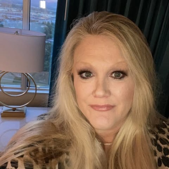Profile Picture of Robin Holder (@robinholder727) on Poshmark