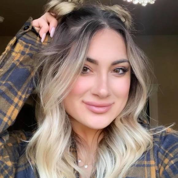 Kyra Buterbaugh - Poshmark Profile Picture of Kyra Buterbaugh (@kyrabuterbaugh) on Poshmark