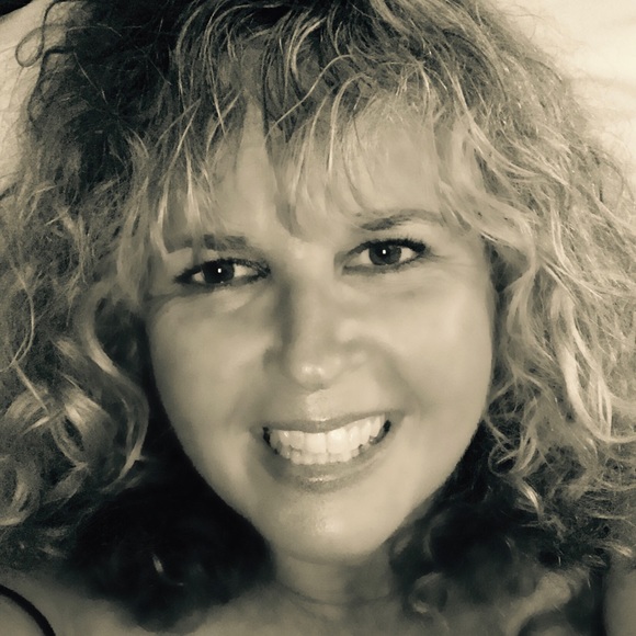 Profile Picture of Sherry Wampler (@slwampler) on Poshmark