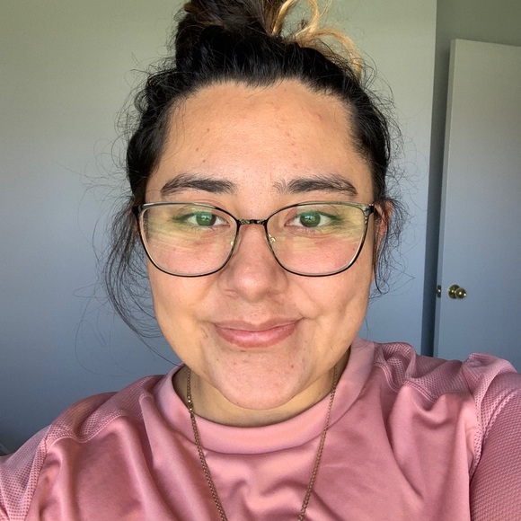 Profile Picture of Fabiola Estrada (@fahbs) on Poshmark