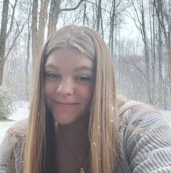 Emily Cozzone - Poshmark Profile Picture of Emily Cozzone (@emilycozzone) on Poshmark