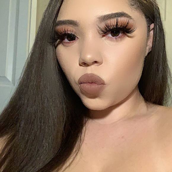 Profile Picture of Biancaa-mikaylaa Boston (@byllyon) on Poshmark