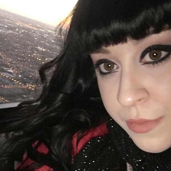 Profile Picture of Christy Simoes (@christyannmua) on Poshmark