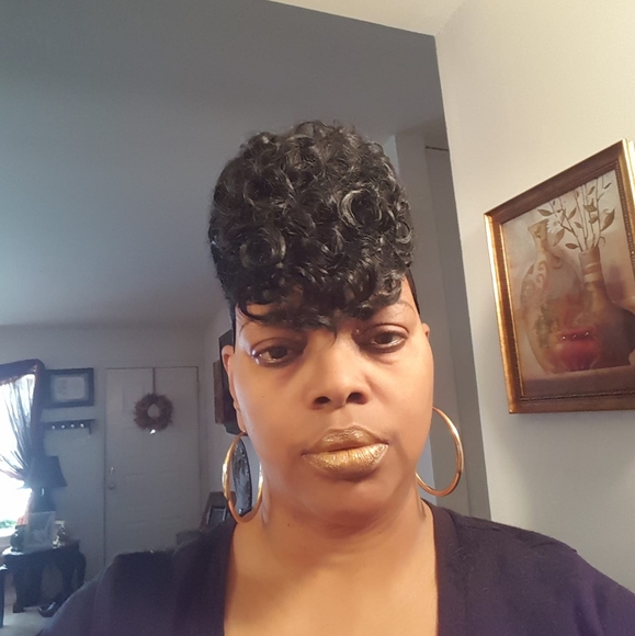 Profile Photo of Jacqueline Robinson (@cutcreator1215) on Poshmark