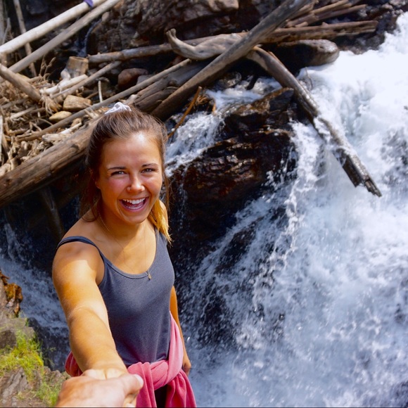 Profile Picture of Madi Arnell (@madisonleigh17) on Poshmark