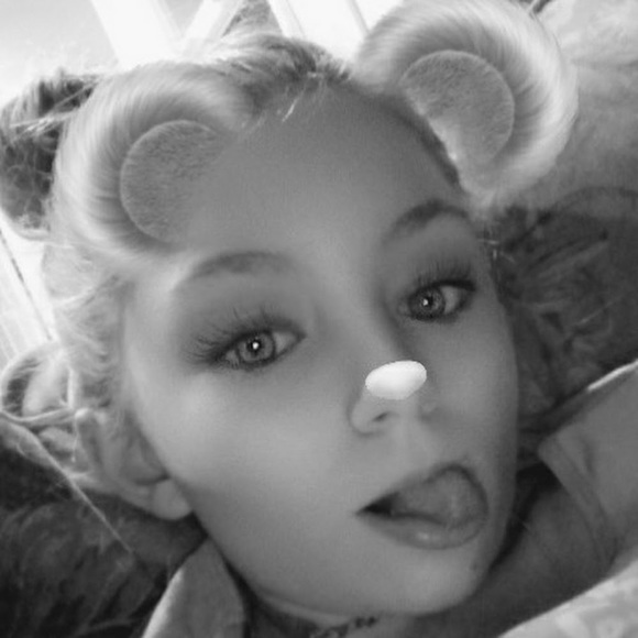 Profile Picture of Emily Wampler (@e_wampler) on Poshmark