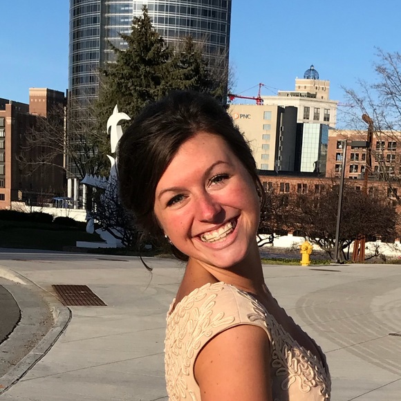 Profile Picture of Abbi Hirdes (@abbisedrih) on Poshmark