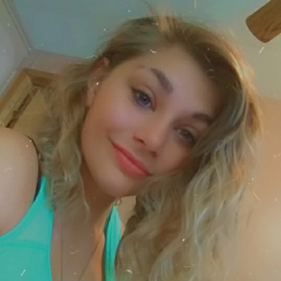 Profile Picture of Triniti Jadyn (@trinitijadyn223) on Poshmark