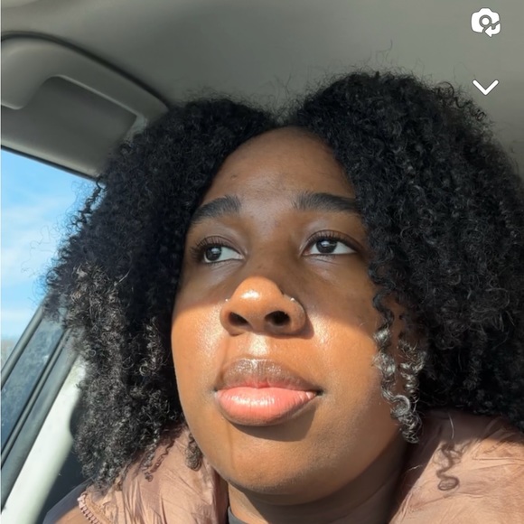 Profile Photo of Angel Chambers (@a_m_c1996) on Poshmark