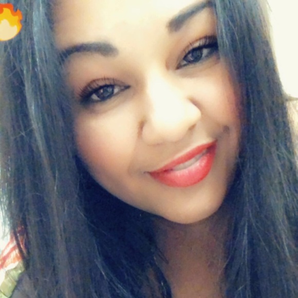 Profile Picture of Melissa Howard (@mizzyqueen10) on Poshmark