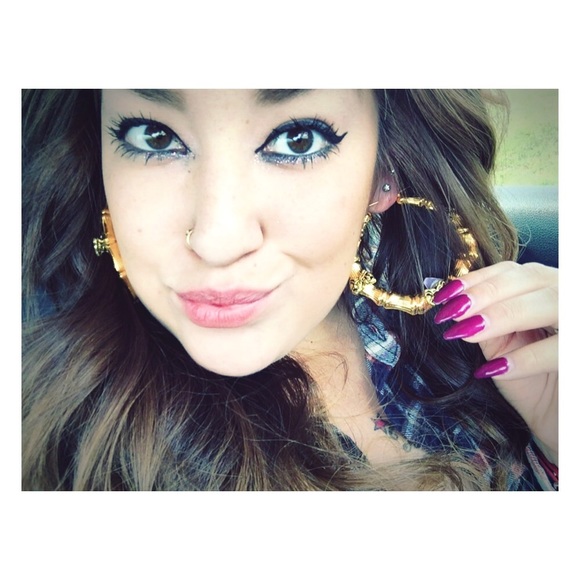Profile Picture of Reyna Silva (@thug_ishh) on Poshmark