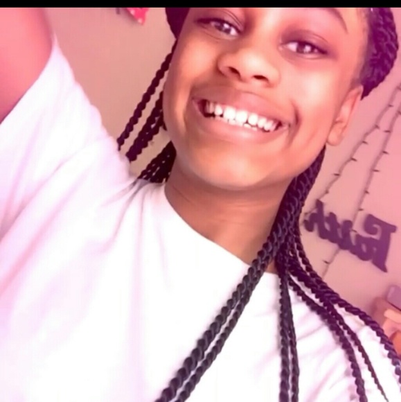 Profile Picture of Ariel Howard (@arielmelei) on Poshmark