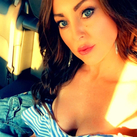 Profile Picture of Nikki Martus (@niknakx) on Poshmark