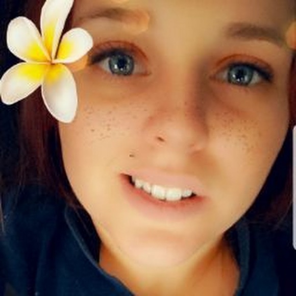 Profile Picture of Lora Thompson (@lorathompson) on Poshmark