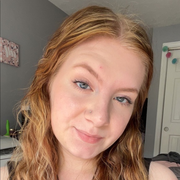 Profile Picture of Posh ambassador taylor Mello (@tnmello20) on Poshmark