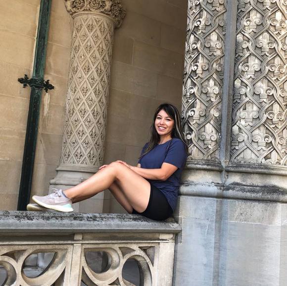 Profile Picture of Daniela Bernal (@daniibg) on Poshmark
