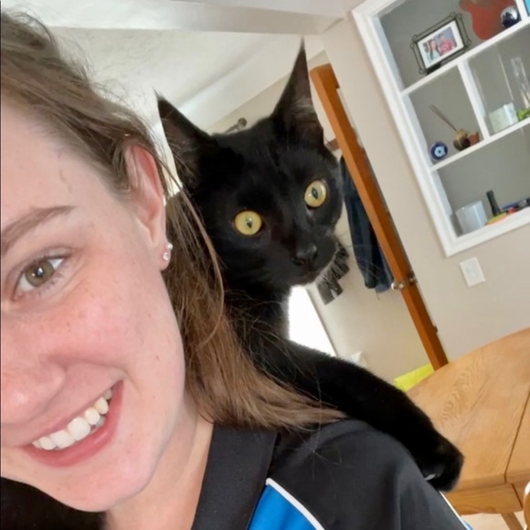 Profile Picture of Krista Chisholm (@kristachisholm) on Poshmark