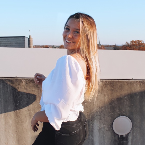 Profile Picture of Ally Calanni (@ally101129) on Poshmark