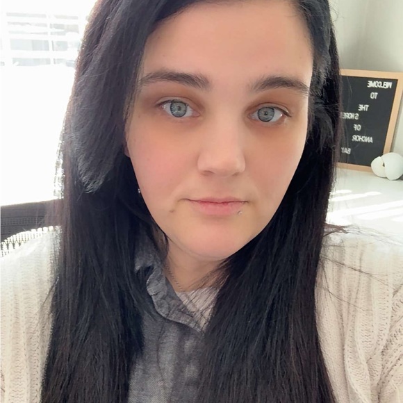 Profile Picture of Amber Winegarden (@adewulf2012) on Poshmark