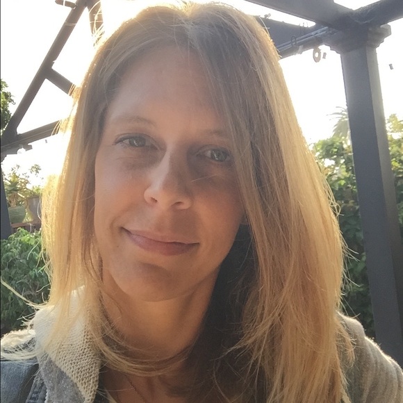 Profile Picture of Jennifer Stanson (@jennifunki) on Poshmark