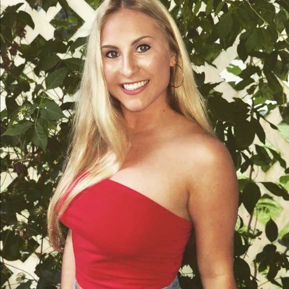 Profile Picture of Sarah Cymanski (@sarahbcy) on Poshmark