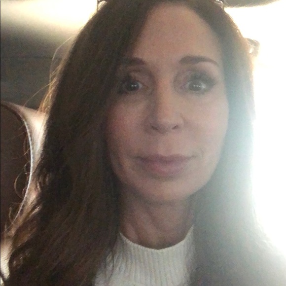 Profile Picture of Renae Neal (@renaehneal) on Poshmark