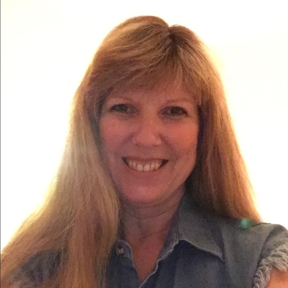 Profile Picture of Karen Hirschkorn (@montanasunshine) on Poshmark