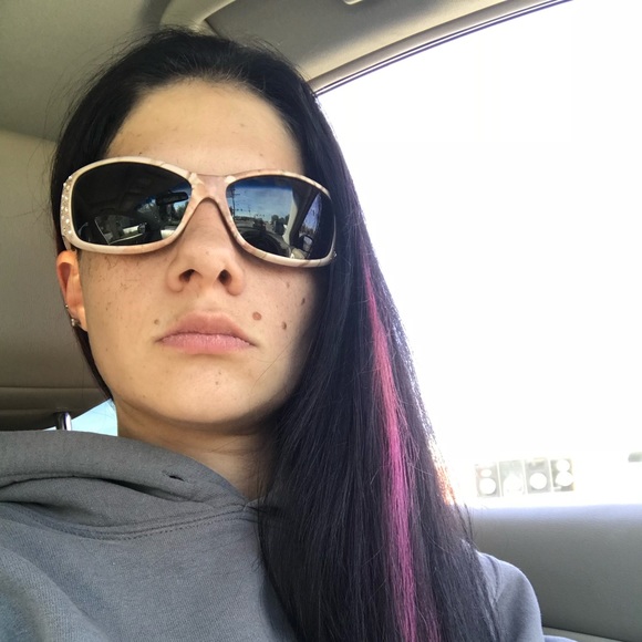 Profile Picture of Laura Glees (@lauratracy8) on Poshmark