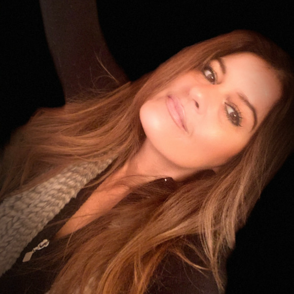 Profile Picture of Ruthann Morrisey (@raughsvoice) on Poshmark