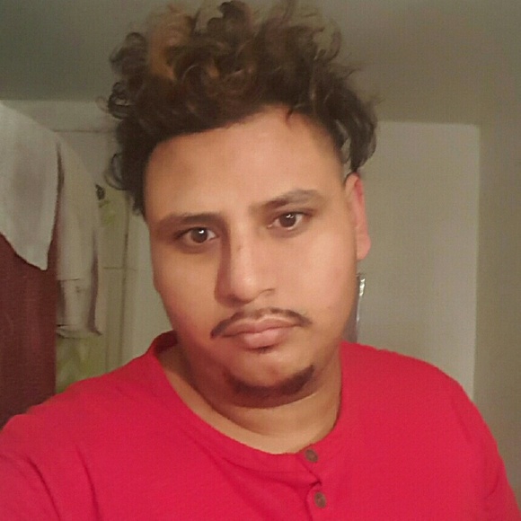 Profile Picture of David Roa (@droa8272) on Poshmark