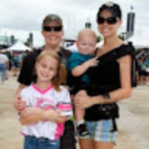 Profile Picture of Robin Pruett, (@gruvinwrp) on Poshmark