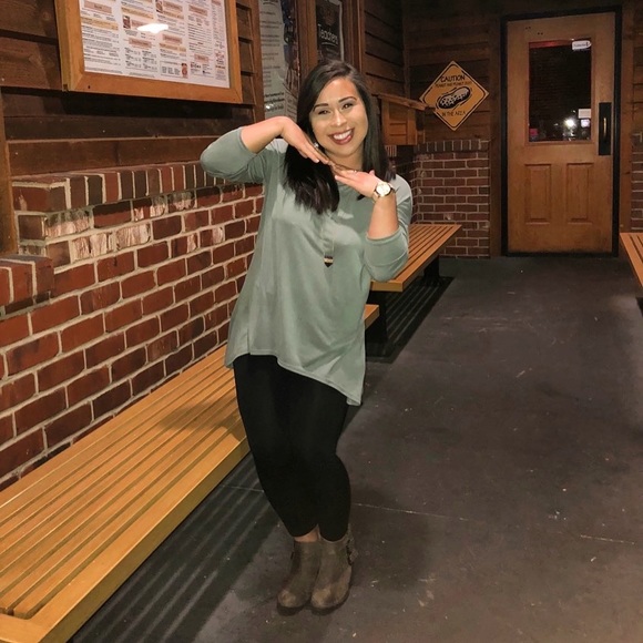 Profile Picture of Andrea Mckinnon (@andreajosefinna) on Poshmark