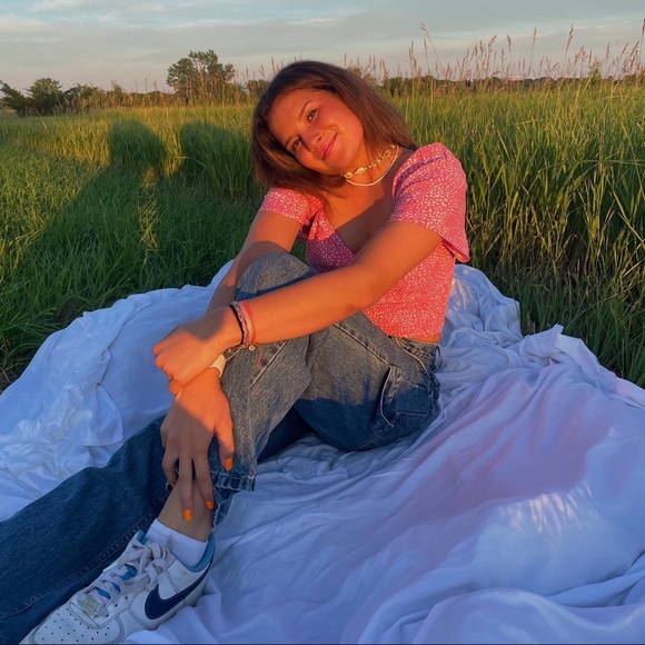 Profile Picture of Madison Fairley (@madisonfairl427) on Poshmark