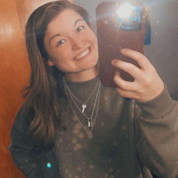 Profile Picture of Shelby Scrivner (@shelby_scrivner) on Poshmark