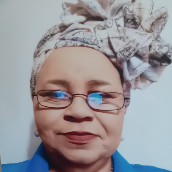 Profile Picture of Paula Lynn (@pleubanks1) on Poshmark