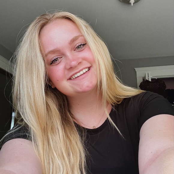 Profile Picture of Sarah Andrews (@snandrews477) on Poshmark