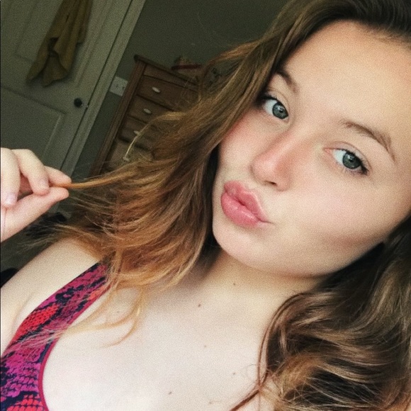 Profile Picture of Brooke Shingledecker (@brookemaries18) on Poshmark