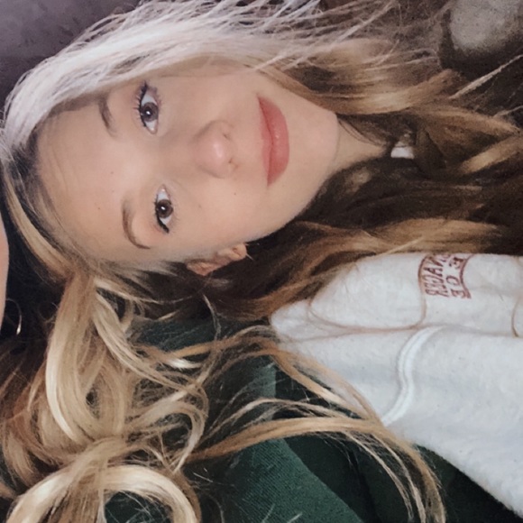 Profile Picture of Lauren Hannus (@hannus03) on Poshmark