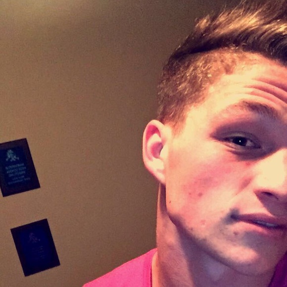 Profile Picture of Deryl Vannostrand (@derylv99) on Poshmark