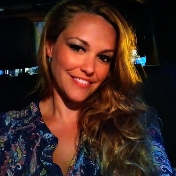 Profile Picture of Amber Thompson (@ashay1110) on Poshmark