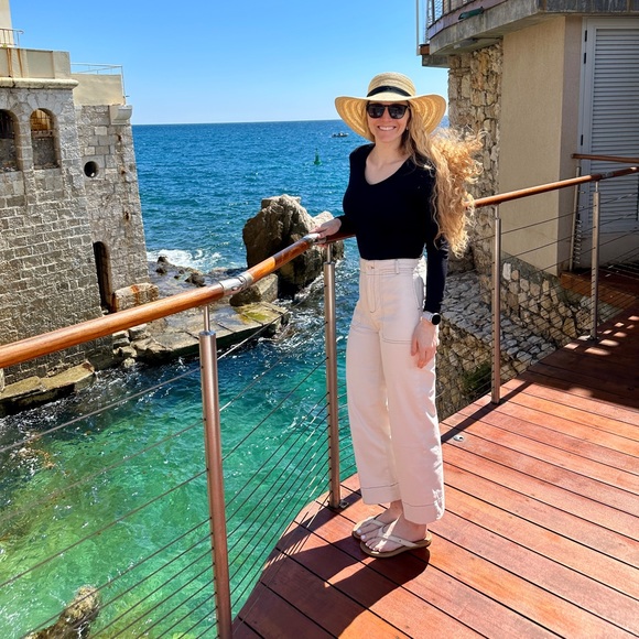 Profile Picture of Cora Moody (@curatedclosetcm) on Poshmark