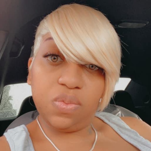Profile Picture of Clarissa Holmes (@clarasmith209) on Poshmark