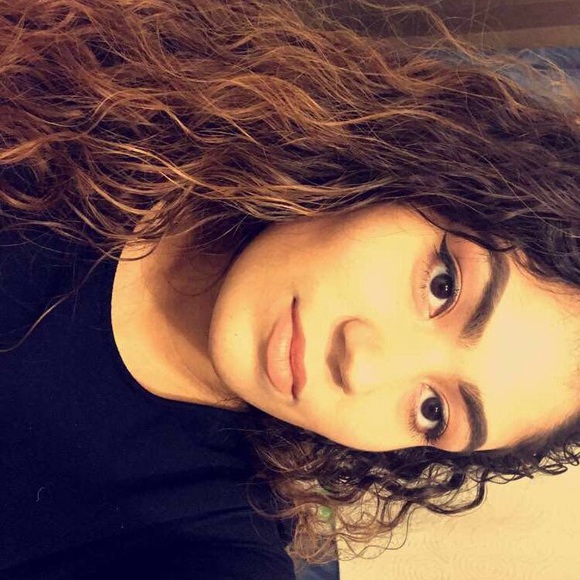 Profile Picture of Lily Escobar (@lilyyyescobar) on Poshmark