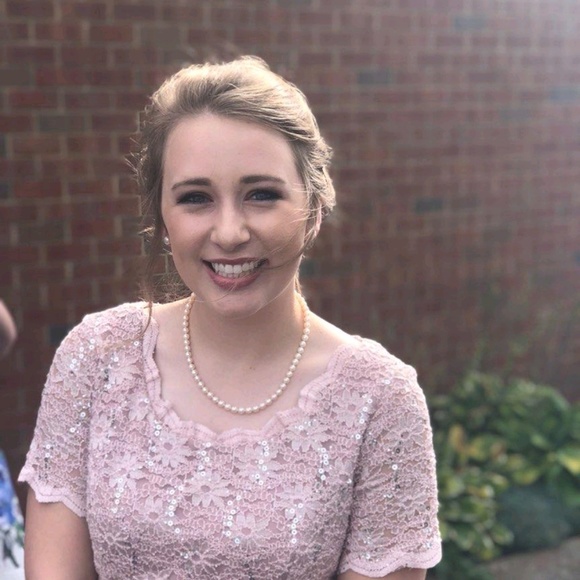 Profile Picture of Leah Ewing (@leahme899) on Poshmark