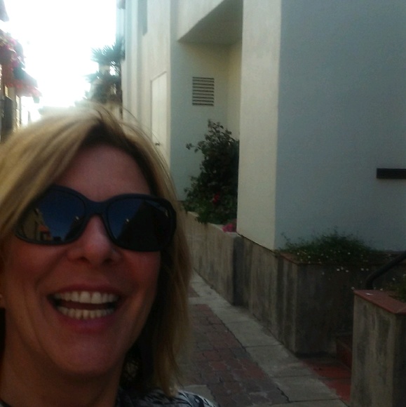 Profile Picture of Nancy Mavis (@nancymavis) on Poshmark