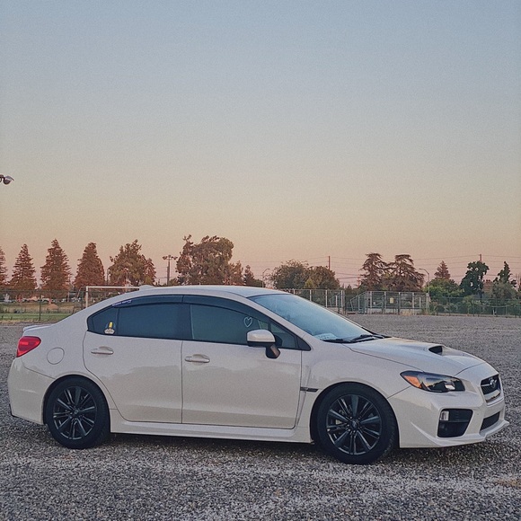 Profile Picture of Aaron Manzano (@aarommanzano) on Poshmark