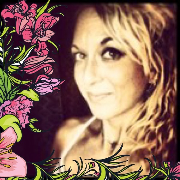 Profile Picture of Kristi Labenne (@kristibsquee) on Poshmark