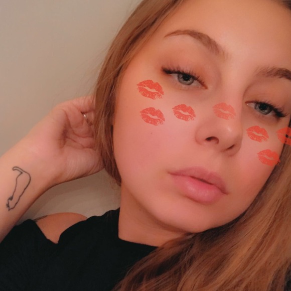 Celeste Bobrosky - Poshmark Profile Picture of Celeste Bobrosky (@bobroskyc) on Poshmark